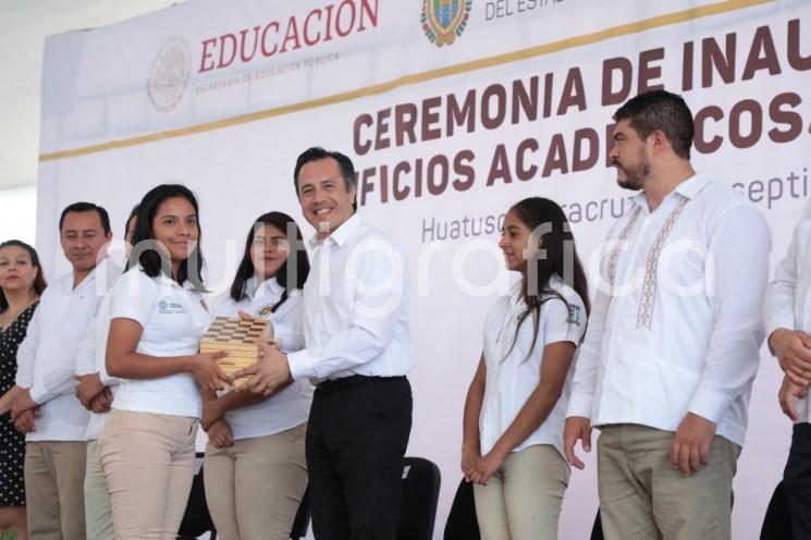 Con una inversión estatal superior a los 15 millones de pesos, el gobernador Cuitláhuac García Jiménez inauguró los edificios H y G del Instituto Tecnológico Superior de Huatusco, que en breve estarán al servicio de la comunidad educativa.