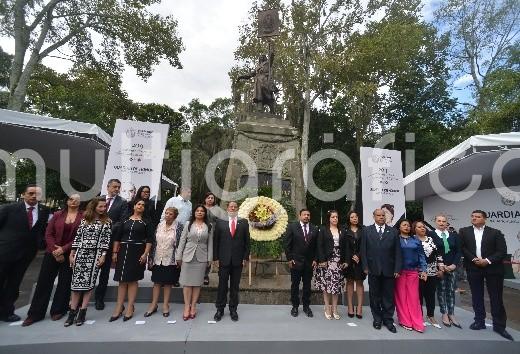 Diputados de la LXV Legislatura y empleados del Congreso del Estado rindieron guardia de honor ante el monumento a Miguel Hidalgo. José Manuel Pozos Castro, presidente de la mesa directiva y Juan Javier Gómez Cazarín, presidente de la Junta de Coordinación Política, encabezaron la guardia. 