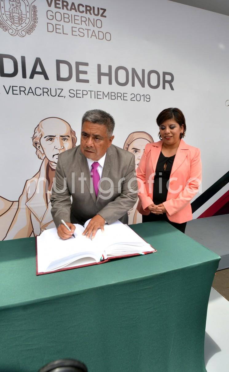 Autoridades del Ayuntamiento de Teocelo, Ver.  encabezadas por el alcalde Mario A. Chama Díaz, acudieron a las Guardias de Honor al Padre de la Patria que se realizan en el parque Miguel Hidalgo de la capital veracruzana.  