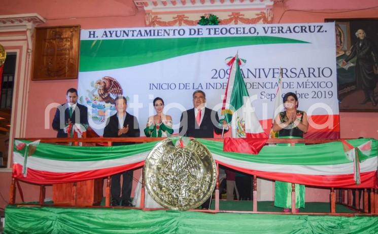 Teocelanos reunidos en la Explanada del Palacio Municipal, celebraron el Grito de la Independencia de México, encabezado por el Presidente Municipal Mario Antonio Chama Díaz, acompañado de la Síndica Municipal Zayra del Carmen Martínez Andrade, el Secretario del Ayuntamiento Zimri Abimelech Arellano Hernández y la presidenta del Sistema Municipal DIF Mara Chama Villa.  