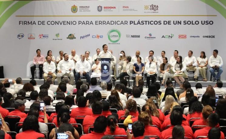 Con la firma de un convenio para eliminar los artículos plásticos que se utilizan una sola vez, el Gobierno de Veracruz y empresas estatales y nacionales luchan contra los residuos que terminan en basureros a cielo abierto, generando contaminación del suelo, agua y aire.  