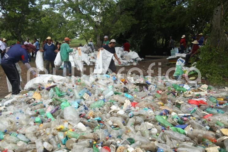 La Secretaría de Medio Ambiente (SEDEMA) informó que hasta este día se han retirado 25 metros cúbicos de residuos del Río Blanco, lo cual representan 14 toneladas de desechos.