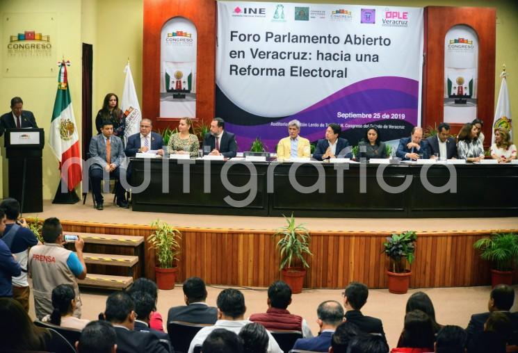 Diputados locales y federales, así como autoridades de gobierno y del OPLE, participaron en el <em>Foro Parlamento Abierto en Veracuz: Hacia una Reforma  electoral</em>, en el auditorio Sebastián Lerdo de Tejada de la Legislatura.  