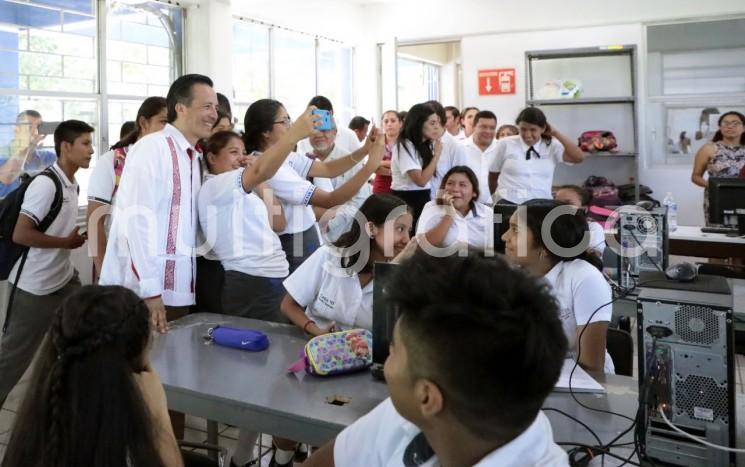 Durante un recorrido por planteles educativos de distintos niveles en el municipio, el gobernador Cuitláhuac García Jiménez destacó que con el apoyo del Presidente de la República, de autoridades municipales y legislativas <em>vamos a ir contribuyendo a que existan mejores condiciones en las escuelas, dando testimonio de que estamos cumpliendo</em>.