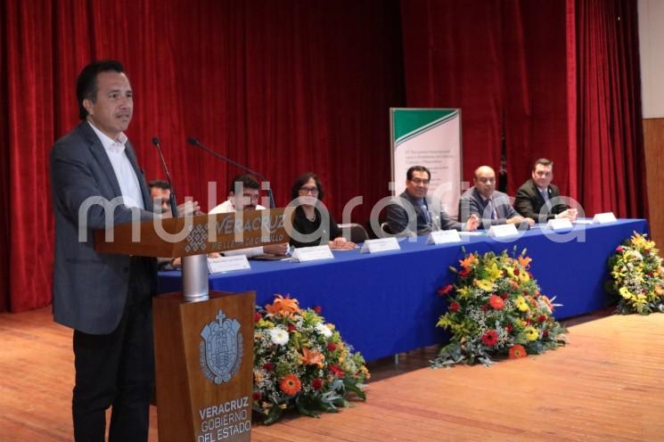 El gobernador del estado, Cuitláhuac García Jiménez, inauguró este jueves el 10.° Encuentro Internacional sobre la Enseñanza del Cálculo, Ciencias y Matemática, que se realiza del 26 al 28 del presente en la Facultad de Contaduría de la Universidad Veracruzana (UV) a fin de mejorar la estrategia de enseñanza de las matemáticas.