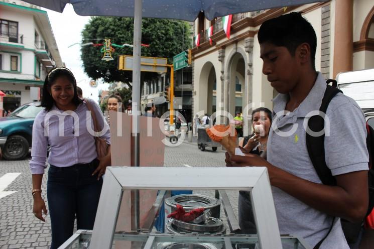 Neveros protestaron bloqueando la circulación en el centro de Xalapa debido a que las autoridades de Comercio les exigen la cédula de empadronamiento de su negocio, pero ellos se consideran sólo como una familia que elabora nieves artesanales. A su decir, Comercio no les ha orientado en cómo regularizarse, aunque mostraron documentos de que ya están realizando trámites. 