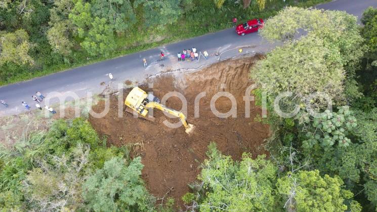 El día de hoy iniciaron los trabajos para la reparación del socavón de más de 50 metros ubicado en el tramo carretero Teocelo - Texin a la altura del kilómetro 1 + 400, con un presupuesto de cerca de 2 millones de pesos. 