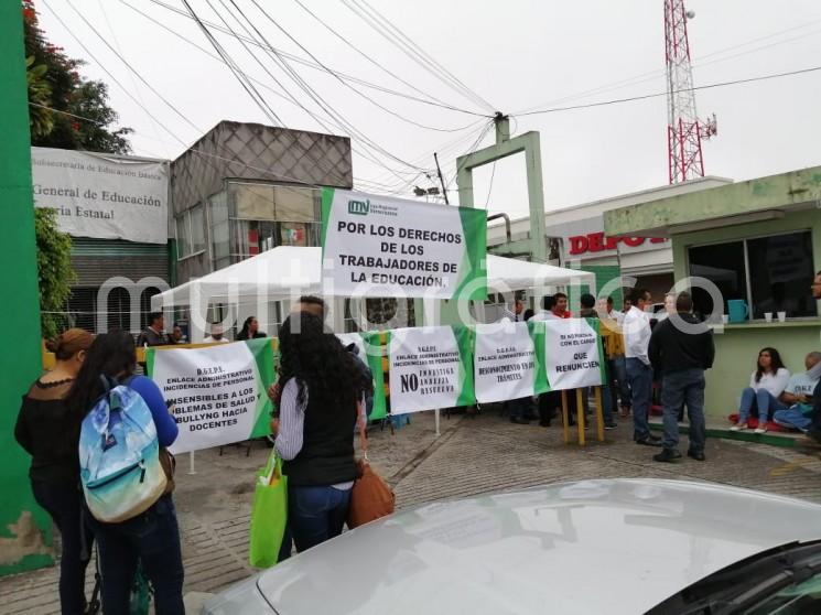 Desde temprana hora de este lunes, integrantes del Sindicato Liga Magisterial Veracruzana, tomaron las oficinas de la dirección General de Educación Primaria Estatal (DGEPE) en la ciudad de Xalapa, en protesta porque la directora de la dependencia no les ha resuelto algunos cambios de adscripción solicitados desde enero.