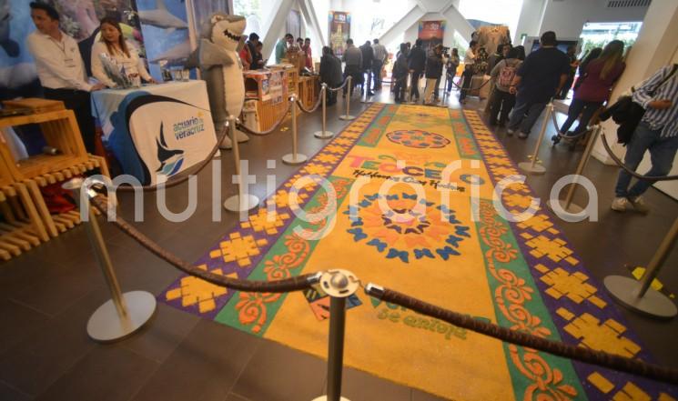 Destacó la alfombra de aserrín elaborada por artesanos del municipio de Teocelo y las artesanías de este lugar. 