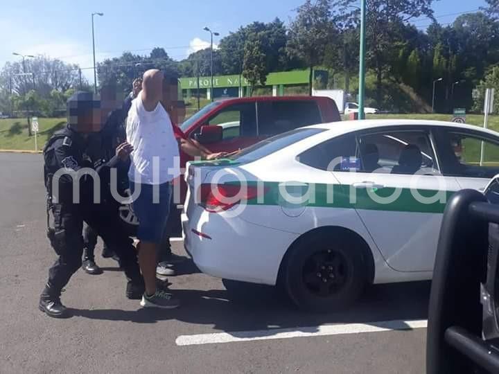  La Secretaría de Seguridad Pública (SSP) aprehendió, en el estacionamiento de la Plaza Ánimas, a dos hombres, por presuntos delitos contra la salud, al encontrárseles 23 bolsas con cristal, un cartucho 9 mm y 37 mil pesos en efectivo..