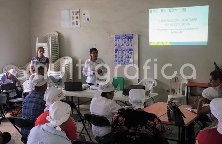 Personal del Programa de Atención a la Salud de la Infancia y la Adolescencia (PASIA) de la Jurisdicción Sanitaria VI de Córdoba impartió pláticas en nutrición saludable y prevención del maltrato infantil; además de que pesó, midió y tomó índices de masa corporal (IMC) a alumnos de primaria. 