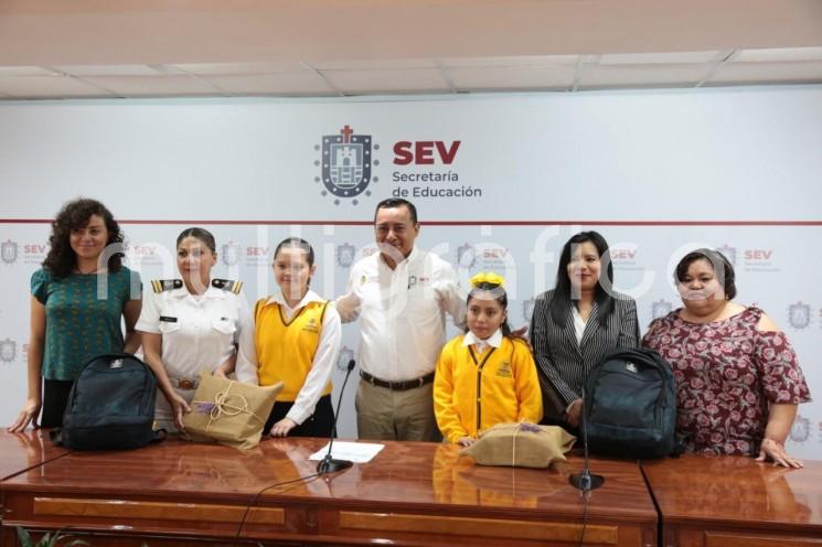 La Secretaría de Educación de Veracruz (SEV) entregó reconocimientos por su destacada participación a los tres primeros lugares del XLII Concurso Nacional de Pintura Infantil <em>El Niño y la Mar 2019</em>.