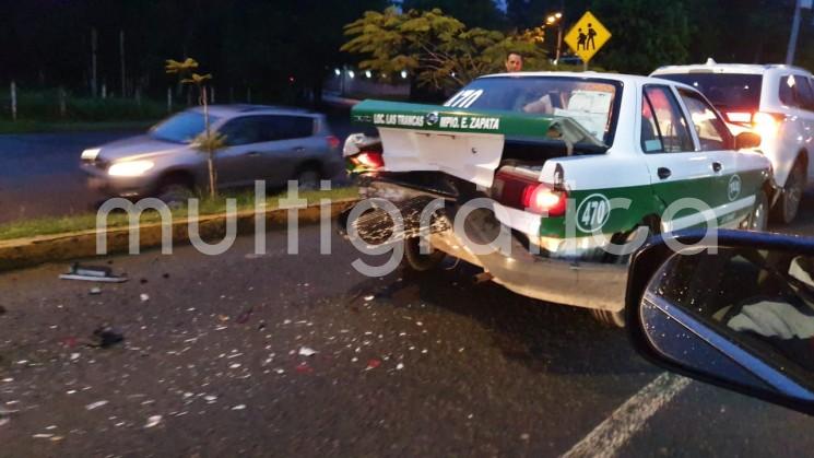 La mañana de este jueves se registró un aparatoso accidente sobre la avenida Arco Sur, a la altura del Instituto de Pensiones del Estado ( IPE), en donde participaron dos taxis y una camioneta particular. 