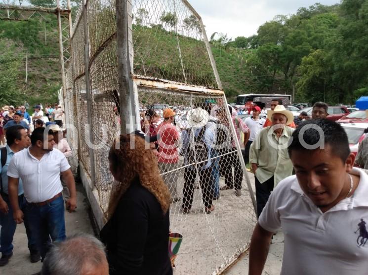 En una verdadera gresca y daños a las instalaciones del auditorio de los terrenos de la feria, terminó la asamblea para designar a los delegados distritales por parte de MORENA del Distrito 06 con cabecera en Papantla, Ver. 