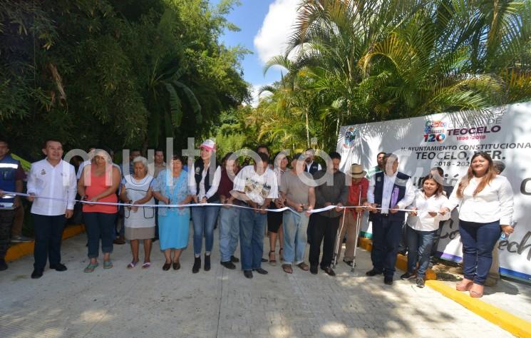 Siguiendo su apretada agenda de trabajo, el alcalde de Teocelo, Mario Antonio Chama Díaz, acompañado de su equipo de trabajo, la Presidenta del DIF municipal, Mara Chama Villa, la Sindica Zayra del Carmen Martínez y vecinos del lugar cortan el listón inaugural del drenaje sanitario y la pavimentación de la calle  José Melgoza de la comunidad Monte Blanco. 