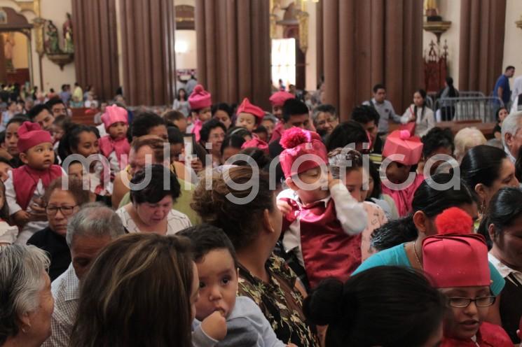 Gracias al por mayor para sus niños, reciben los padres que encomiendan a sus retoños a San Rafael Guízar y Valencia. Muchos de ellos los llevan vestidos como el obispo a la Catedral de Xalapa, para agradecer su intercesión.  