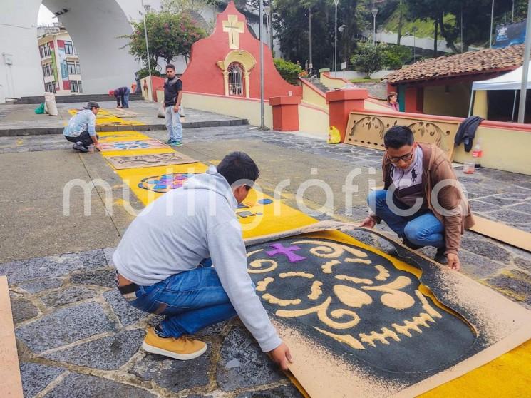 Por segunda ocasión, los artesanos de Teocelo elaboraron una alfombra de aserrín para dar mayor lucimiento a un evento realizado en Xalapa.  