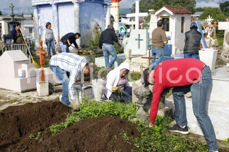 Desde muy temprana hora, funcionarios de las distintas áreas del Ayuntamiento, se dieron cita en el Panteón Municipal para iniciar una faena de limpieza convocada por el Alcalde Enrique Fernández.