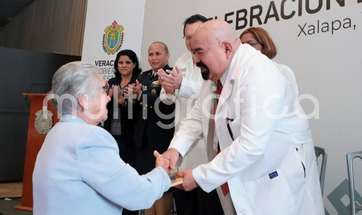 La Secretaría de Salud (SS) llevó a cabo la Ceremonia del Día de Médico, en donde se reconoció y distinguió a doctores destacados del sector salud por su trayectoria, trabajo y compromiso en beneficio de la sociedad veracruzana, además por su aportación en la docencia e investigación. 