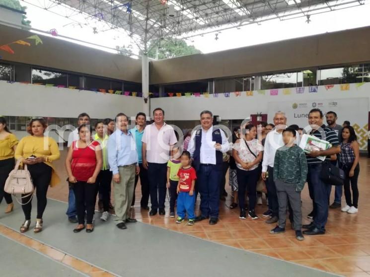  El Alcalde Mario Antonio Chama Díaz, el Supervisor Escolar de la Zona 173 de Teocelo, Jaime Bueno Viveros, padres de familia, directivos y docentes de la Escuela Arquitecto Armando Bravo Ramírez, acudieron a las oficinas de la SEV en busca de solución a la falta de un maestro para dicha escuela, fueron recibidos por la Subdirectora de Supervisión Escolar, Ana Karina Ángel Salazar. 