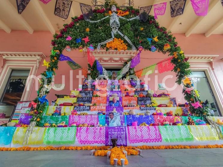 El día de hoy se llevó a cabo el corte Inaugural del Altar Monumental Teocelo 2019 y la alfombra tradicional de aserrín en el Palacio Municipal, encabezando este evento estuvo Alcalde Mario Chama Díaz, la Síndica Municipal Zayra del Carmen Martínez Andrade, la Presidenta del Sistema Municipal DIF, Mara Chama Villa, el Director de Turismo , la encargada del Área de Educación y el invitado especial, Lic. Arturo Andrade, Delegado de Política Regional. 