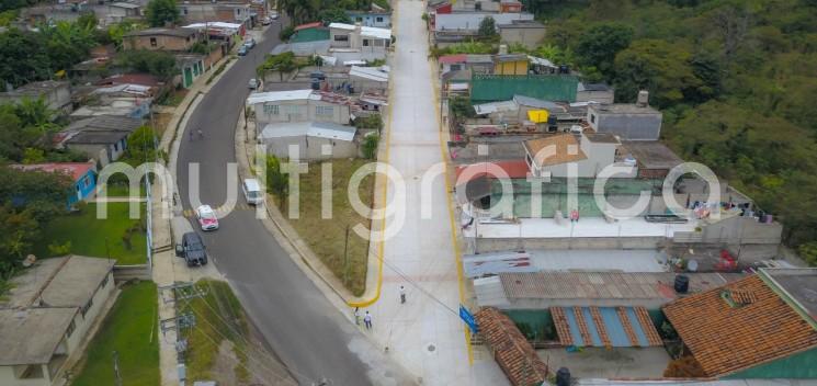 Continúan las inauguraciones de obra en el Municipio de Teocelo, en esta ocasión fue la calle Centenario en el Fraccionamiento Los Teteles de la Cabecera Municipal; el Alcalde Mario Chama Díaz, acompañado de la Síndica Municipal Zayra del Carmen Martínez Andrade, la Presidenta del Sistema Municipal DIF, Mara Chama Villa y como invitado, el Lic. Arturo Andrade, Delegado de Política Regional. 