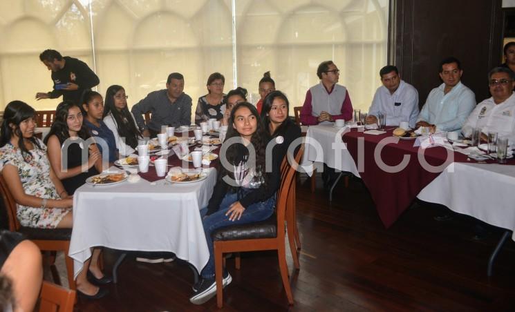 Con emotivo evento se llevó a cabo la presentación de las quinceañeras ganadoras de la Convocatoria DIF Municipal y Diario de Xalapa Celebran tus XV años.  