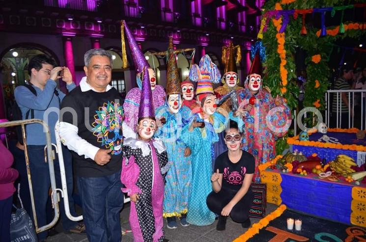 Destacada presencia de Teocelo, Ver.en los festejos de  Día de Muertos en Xalapa.  El contingente de La Tierra del Dios Tigre estuvo encabezado por el Alcalde Mario Chama Díaz; la Síndica Municipal, Zayra del Carmen Martínez Andrade; y la Presidenta del Sistema Municipal DIF, Mara Chama Díaz. 