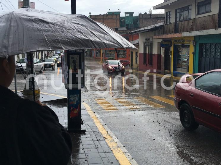 El frente frío núm. 8 cruza a esta hora la zona entre Nautla y Veracruz previéndose alcance la región sur esta tarde donde se estacionaría por lo menos hasta el domingo 3 de noviembre, en este periodo ocasionará cielo nublado y condiciones para tormentas, nieblas, lloviznas y lluvias muy fuertes, estás últimas especialmente en la zona sur. 