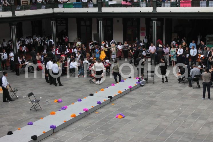 El titular de la SEV, Zenyazen Escobar García, anunció esta determinación y reiteró que se mantiene la suspensión de clases para este viernes 1 de noviembre, como una forma de preservar las tradiciones mexicanas por la celebración del Día de Muertos. 