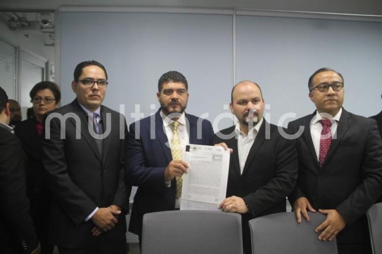  Zenyazen Escobar,  secretario de Educación, acompañado del Rector de la Universidad Popular Autónoma de Veracruz, presentó una denuncia ante la Fiscalía Anticorrupción, por presuntos malos manejos de recursos en esta Institución.