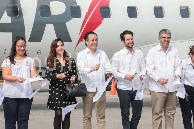 Al inaugurar la nueva ruta de la empresa TAR Aerolíneas, Monterrey-Veracruz-Monterrey, el gobernador Cuitláhuac García Jiménez afirmó que vamos a seguir creciendo en el estado, pues esta conectividad permitirá el desarrollo de importantes proyectos. 