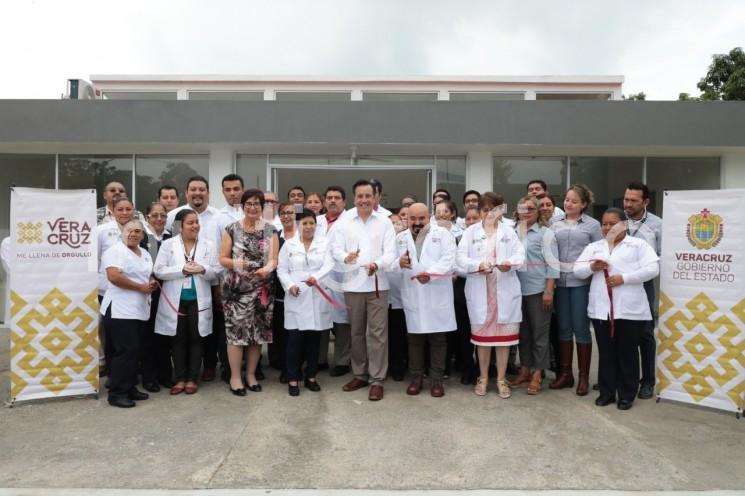 El Gobernador Cuitláhuac García, en compañía de personal de Salud inauguraron  Centro de Salud en el municipio de Tierra Blanca, que cuenta con cuatro consultorios de medicina general, odontología,  inmunizaciones y uno más de curaciones, salas para distintas atenciones y farmacia.  