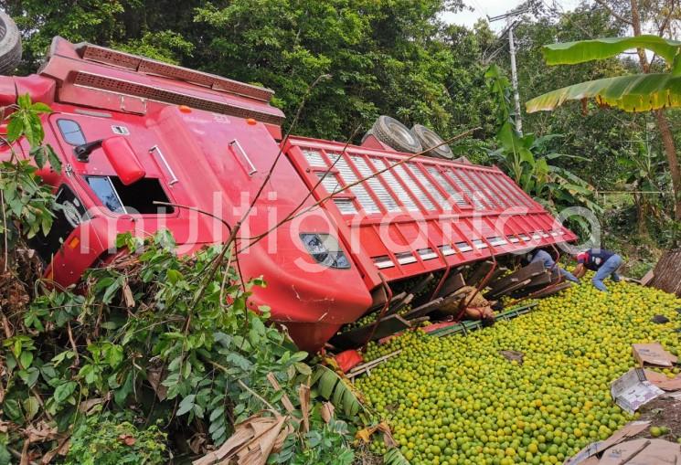 4 muertos y 10 lesionados dejó como saldo la volcadura de camión cargado con 12 toneladas de naranja en la carretera Papantla a  Las Cazuelas, la tarde de este lunes.