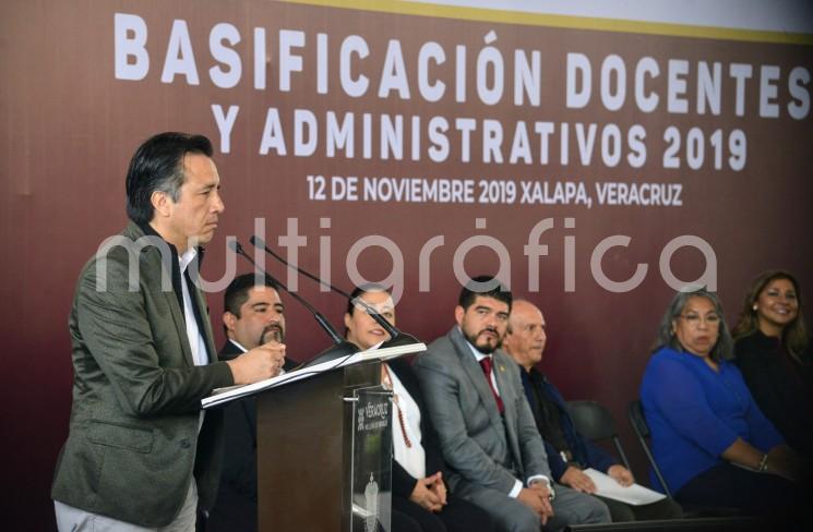 Al hacer entrega de 10 mil 510 basificaciones a docentes y trabajadores administrativos de todos los niveles educativos del estado, el gobernador Cuitláhuac García Jiménez, agradeció la confianza del magisterio veracruzano y expresó que su gobierno se distinguirá por la honestidad laboral con este sector al que no le fallará.  