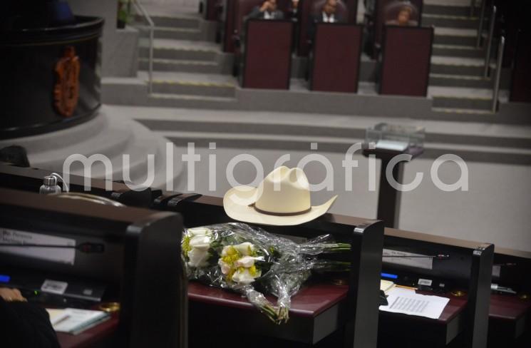 En memoria del diputado Juan Carlos Molina Palacios, las diputadas y diputados de la LXV Legislatura del Estado de Veracruz llevaron a cabo una sesión solemne en la que los Grupos Legislativos, de este Congreso del Estado, reafirmaron su exigencia de que las autoridades competentes den con los responsables de este crimen y los lleven ante la justicia para que sean castigados.