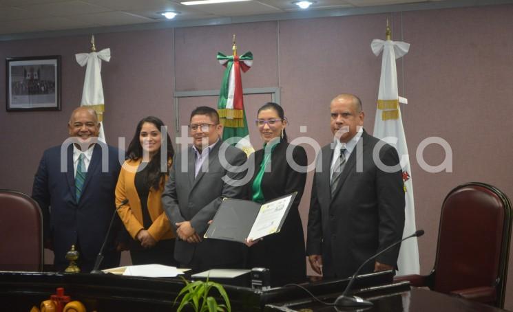 En representación del gobernador Cuitláhuac García Jiménez, los titulares de la Oficina del Programa de Gobierno (PROGOB) y Secretaría de Gobierno (SEGOB), Waltraud Martínez Olvera y Eric Patrocinio Cisneros Burgos, respectivamente, hicieron la entrega del Primer Informe de Gobierno ante el Congreso local del Estado, de acuerdo al Artículo 49, Fracción 21 de la Constitución Política de la entidad veracruzana.  