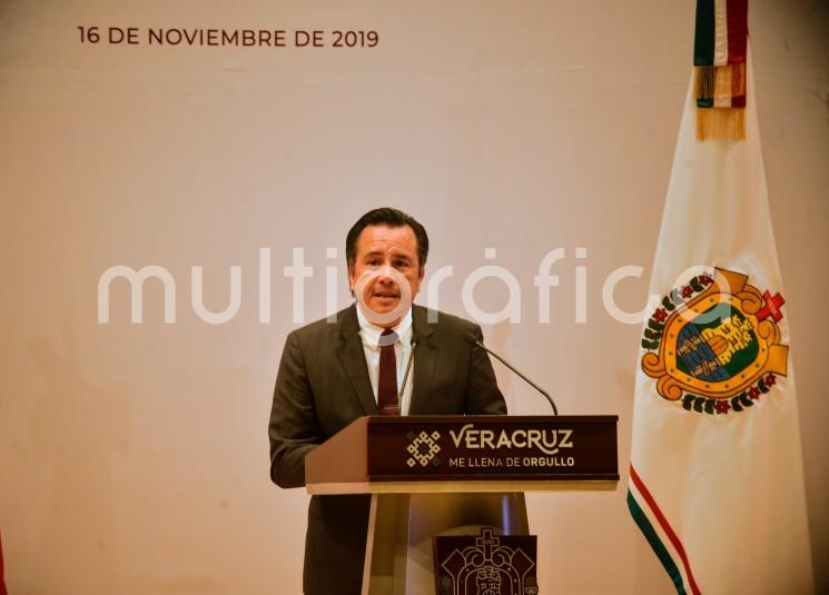 Rinde gobernador Cuitláhuac García Jiménez su Primer Informe de Labores en el Teatro del Estado de la ciudad de Xalapa.