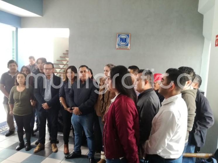 Trabajadores del CDE del PAN se manifestaron por la falta de pago de su salario. Piden a los directivos al menos se les explique porqué no les paga, ya que necesitan su sueldo para alimentar a sus familias.  