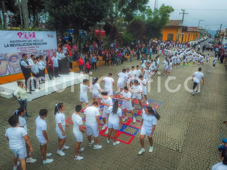 Con la participación de más de 800 alumnos, se llevó a cabo el Desfile en Conmemoración del 109 Aniversario de la Revolución Mexicana. 