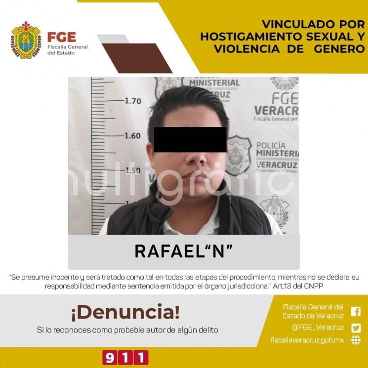 La Policía Ministerial ejecutó una orden de aprehensión en contra de Rafael N por su presunta responsabilidad del delito de hostigamiento sexual y violencia de género en su modalidad de psicológica en agravio de una víctima de identidad resguardada. 