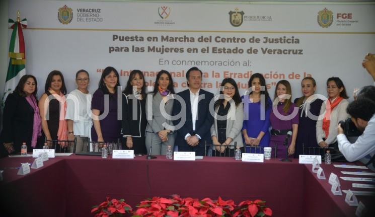 En el marco del Día Internacional de la Eliminación de la Violencia contra la Mujer, el gobernador Cuitláhuac García Jiménez instaló la Junta de Gobierno y tomó protesta a la coordinadora General del Centro de Justicia para las Mujeres en el Estado de Veracruz, Esperanza Rodríguez Cuéllar.  