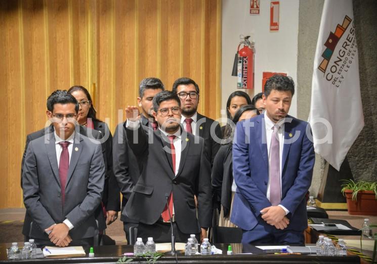  Con la presencia de sólo algunos diputados, el coordinador general de Comunicación Social, Iván Joseph Luna Landa, presumió durante una hora y 45 minutos de la austeridad con la que se maneja ahora esta dependencia.  