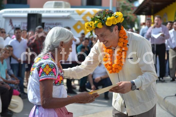 En gira de trabajo por la zona norte, el gobernador Cuitláhuac García Jiménez entregó 300 actas de nacimiento extemporáneas, en español y lengua materna, a personas de la tercera edad.  