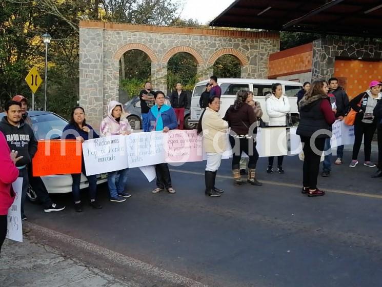 Padres de familia cuyos hijos asisten a la escuela secundaria Guadalupe Victoria ubicada en la cabecera municipal de Naolinco, bloquearon el tramo carretero Xalapa- Misantla, a la altura de la entrada a este municipio, debido a que están solicitando maestros y tutores para esta secundaria desde hace más de 4 meses. 