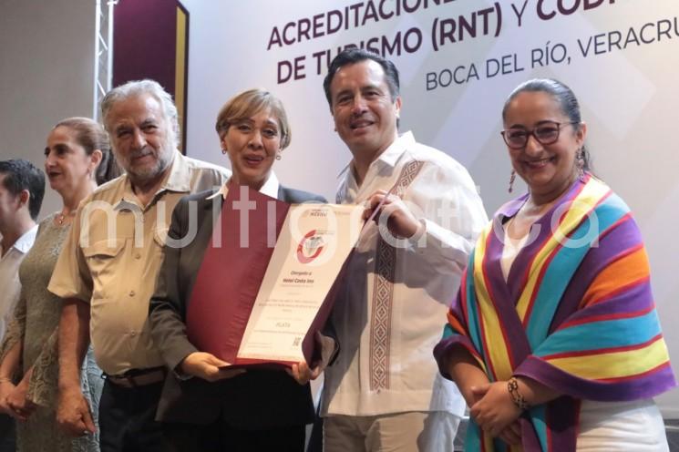 El gobernador Cuitláhuac García Jiménez y el secretario de Turismo federal, Miguel Torruco Marqués, entregaron 336 sellos y distintivos de calidad a empresas veracruzanas, lo que contribuye al fortalecimiento económico del sector en el estado, que ocupa el sexto lugar en recepción de visitantes a nivel nacional y el décimo en cuanto a certificación.
