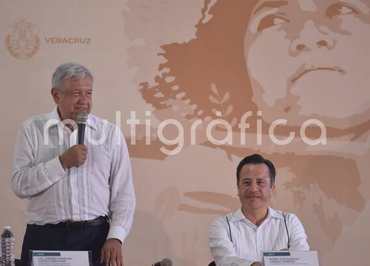 El gobernador Cuitláhuac García Jiménez recibió al presidente de la República Andrés Manuel López Obrador, quien se encuentra supervisando los avances del programa Sembrando Vida que impulsa la Secretaría de Bienestar en el sur de la entidad. 