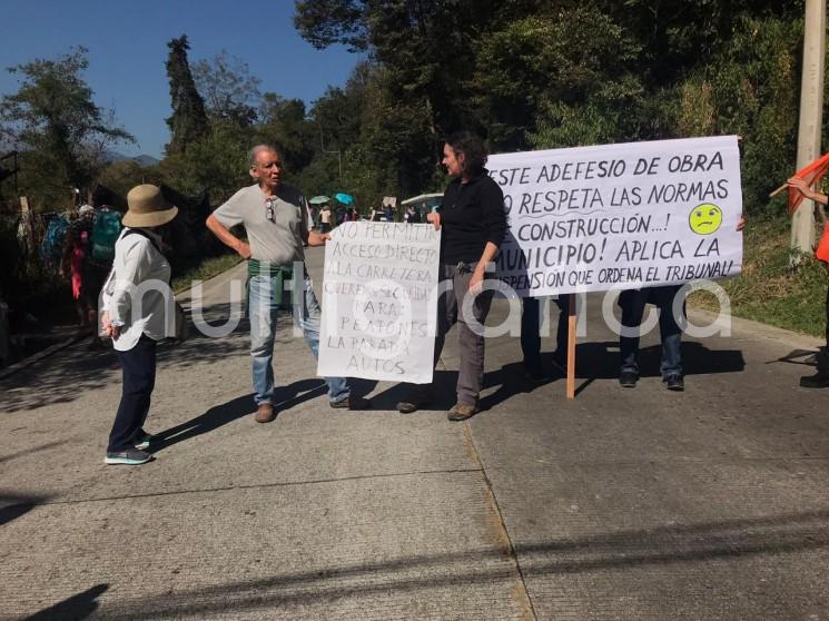 Ciudadanos de la Asociación de Vecinos Pixquiac-Zoncuantla A. C. del municipio de Coatepec, bloquearon la carretera de Xalapa-Coatepec a la altura de la entrada del 6 de Enero, exigiendo se ejecute la orden del tribunal estatal de justicia administrativa de suspender inmediatamente la construcción del edificio ubicado en la entrada de Zoncuantla. 