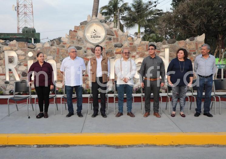 Al supervisar e inaugurar obras en Chavarrillo y Rinconada, el gobernador Cuitláhuac García señaló que la Cuarta Transformación cumple con quienes menos tienen, mediante la construcción de mejores carreteras que favorecen el desarrollo regional.