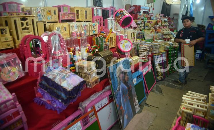 Comerciantes de la Feria del Juguete instalada en el Deportivo Ferrocarrilero invitan a los Reyes Magos a acudir a surtir las cartitas con ellos, ya que su situación es difícil y podría ser ésta la última vez que se instalen. 